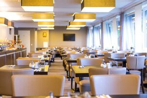 每日供应自助式早餐（每人 EUR 12）