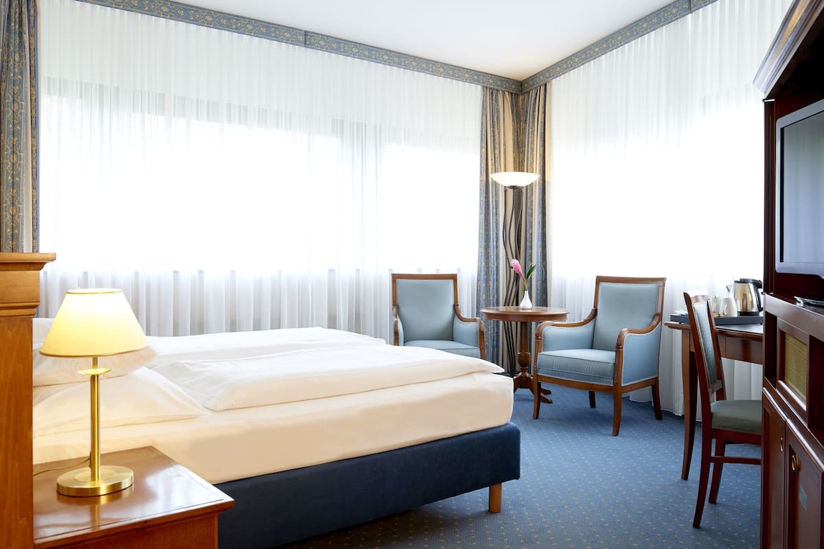Minibar, két bảo mật tại phòng, bàn, màn/rèm cản sáng