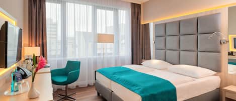Minibar, Zimmersafe, Schreibtisch, Verdunkelungsvorhänge