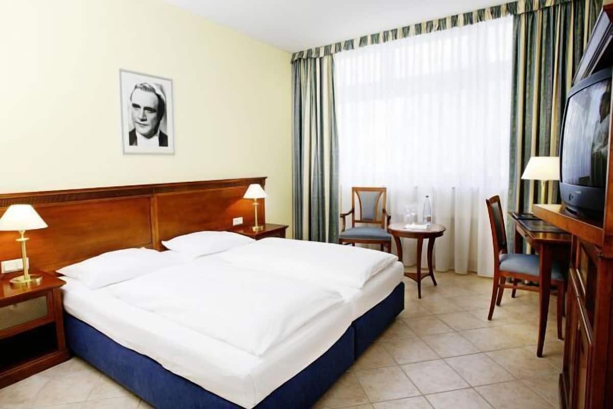 Minibar, coffres-forts dans les chambres, bureau, rideaux occultants