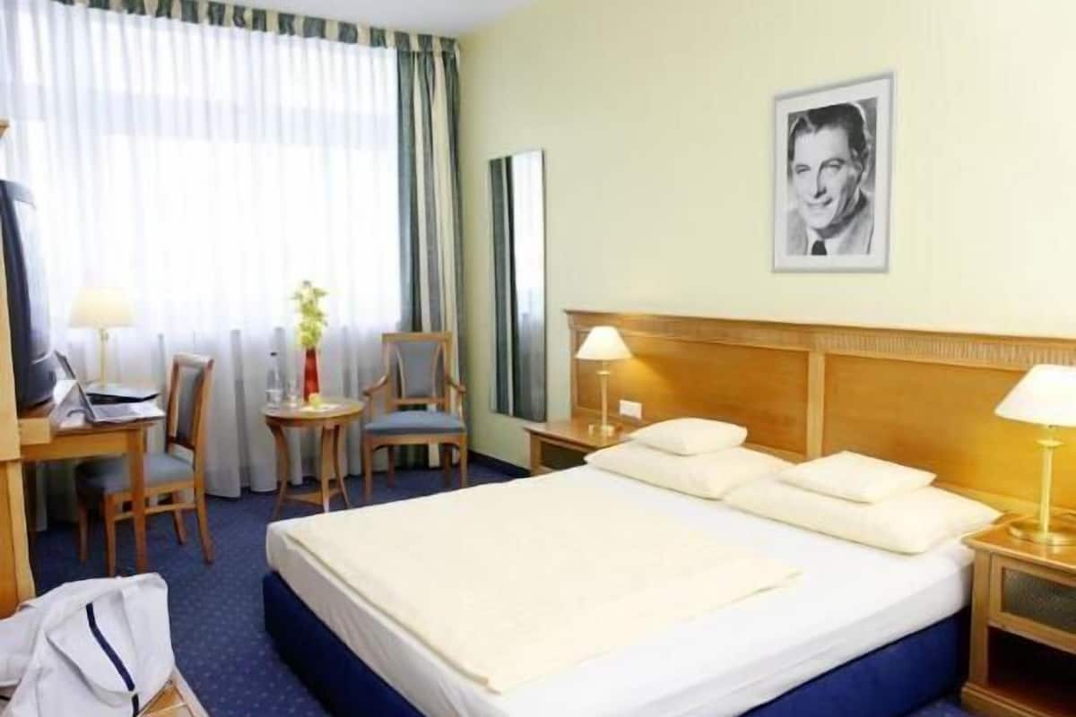 Minibar, coffres-forts dans les chambres, bureau, rideaux occultants