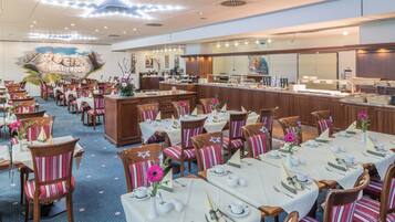 Petit déjeuner buffet (23 EUR par personne)