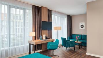 Minibar, Zimmersafe, Schreibtisch, Verdunkelungsvorhänge