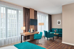 Minibar, Zimmersafe, Schreibtisch, Verdunkelungsvorhänge