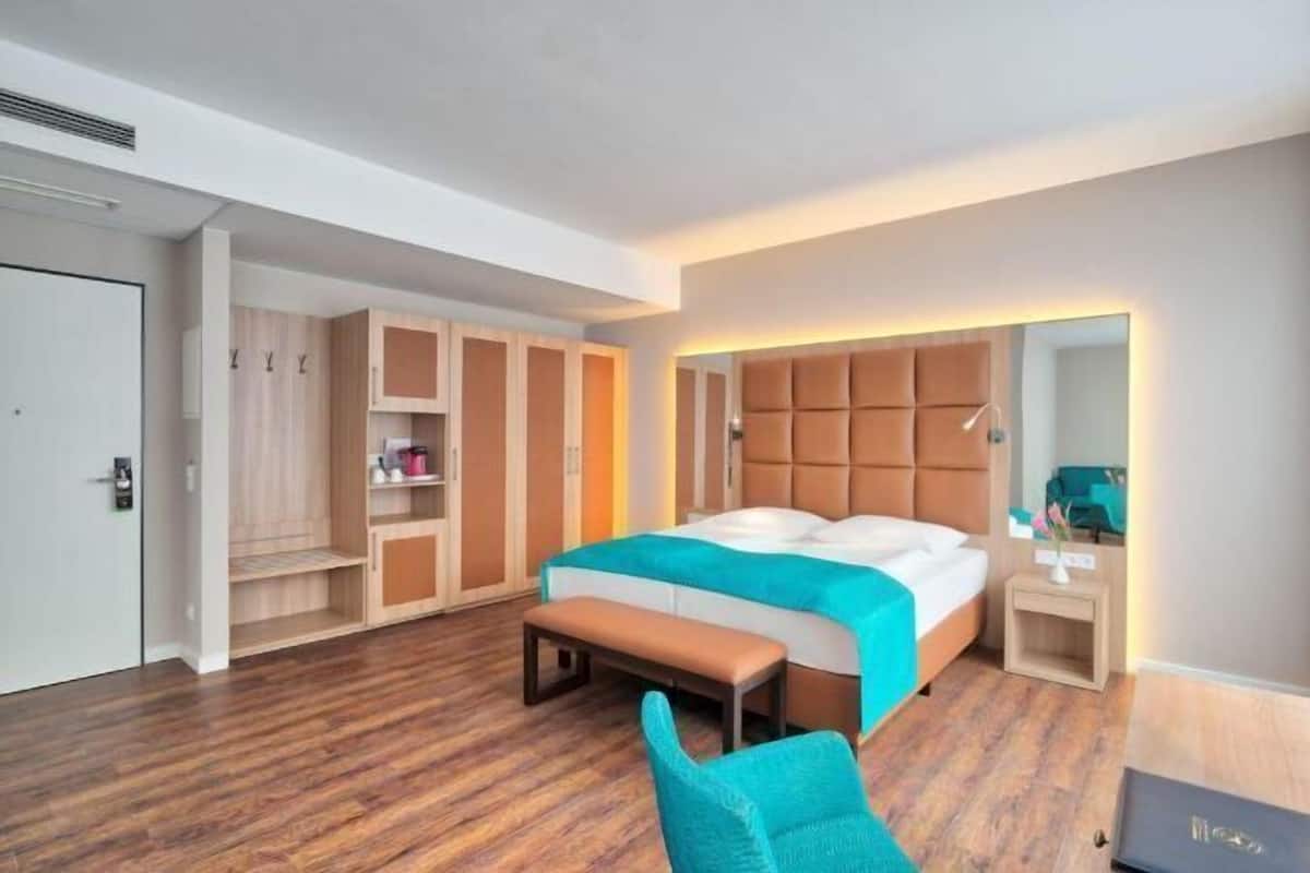 Minibar, coffres-forts dans les chambres, bureau, rideaux occultants