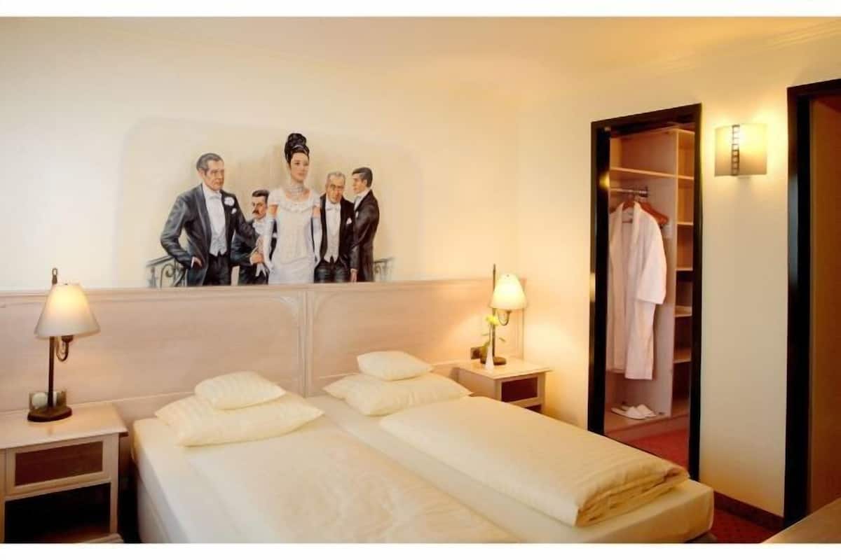 Minibar, coffres-forts dans les chambres, bureau, rideaux occultants