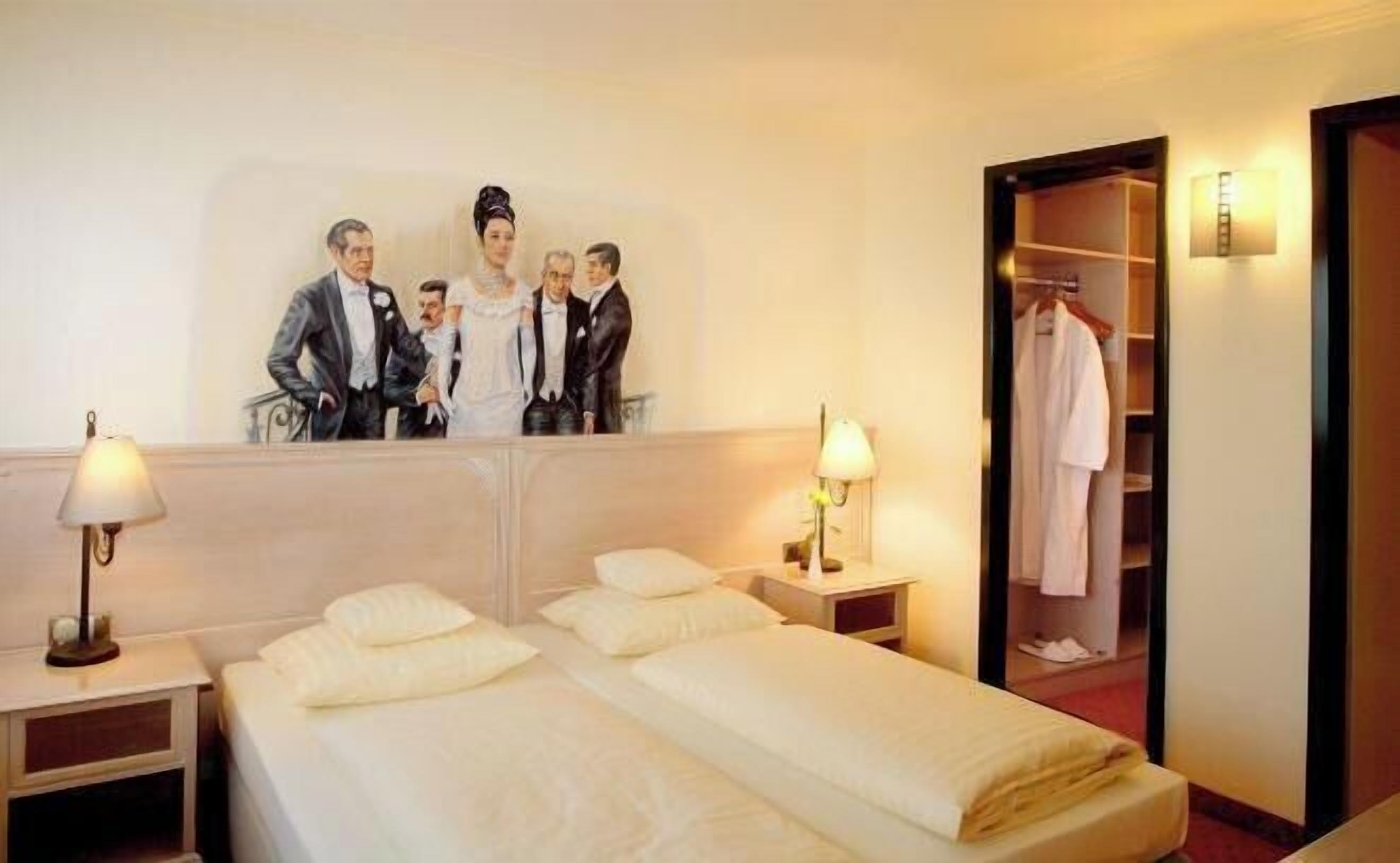 Minibar, caja de seguridad en la habitación y escritorio 