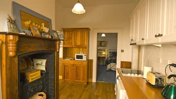 The Duck House | Desk, iron/ironing board, free WiFi, bed sheets