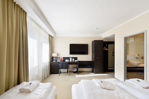 Superior driepersoonskamer, 1 kingsize bed | Een bureau, geluiddichte muren, gratis wifi