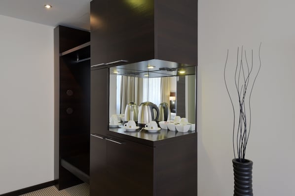 Comfort driepersoonskamer, Meerdere bedden, uitzicht op de stad | Koffie en/of koffiezetapparaat