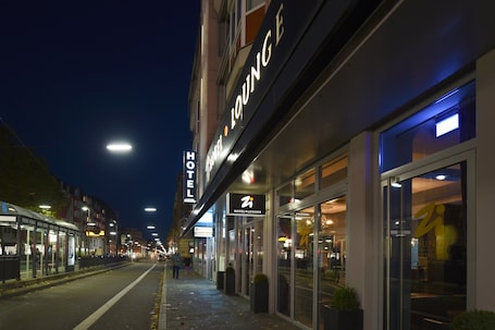 Mặt tiền nơi lưu trú - ban đêm