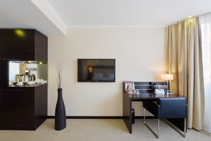 Comfort Triple Room, Multiple Beds, City View | Living area | Flat-screen TV - Zi Hotel & Lounge (Karlsruhe)