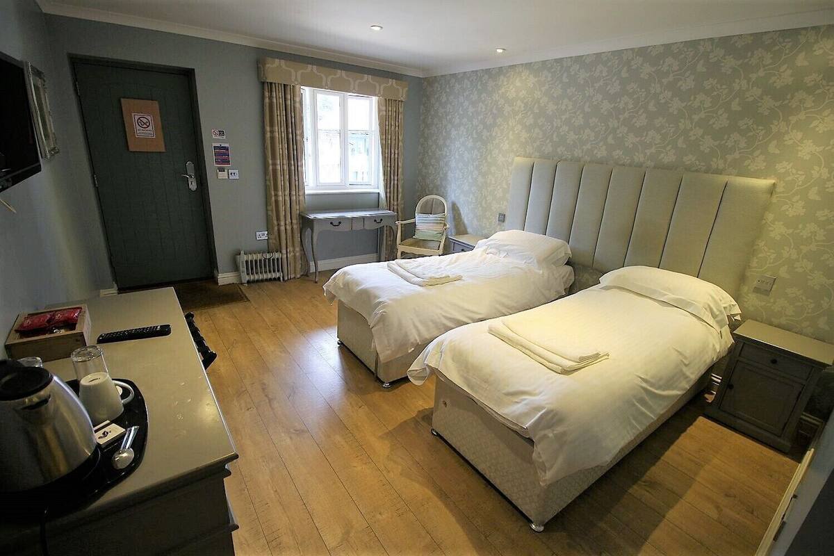 Twin Room, Ensuite | 1 bedroom, WiFi, bed sheets