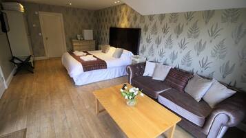 Habitación doble superior, baño privado | 1 dormitorio, wifi, ropa de cama