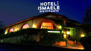 A building with a sign reading "HOTEL ISMAELE RISTORANTE" at night. - Hotel Ismaele (Chiusi)