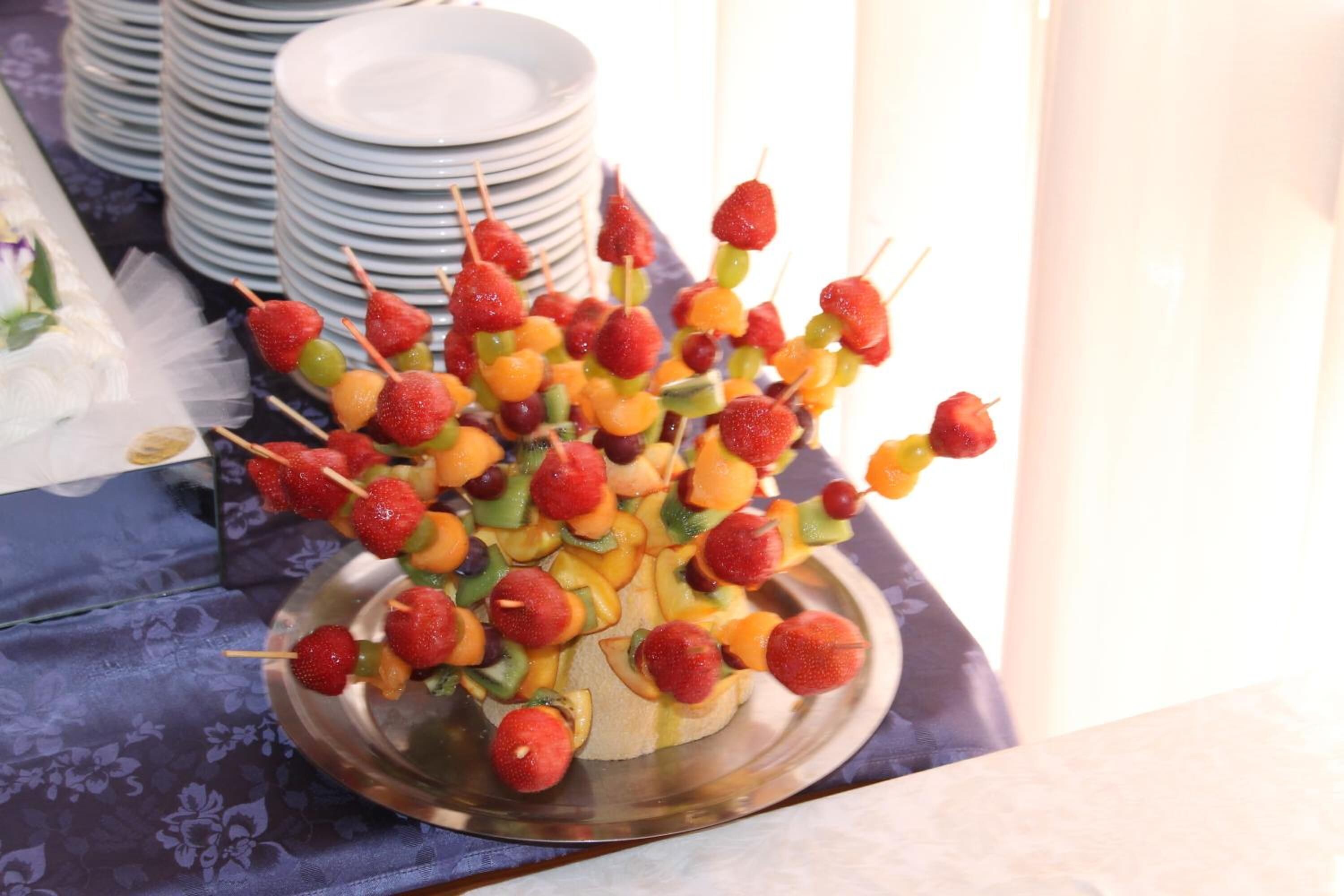 Een plateau met fruitspiesjes.