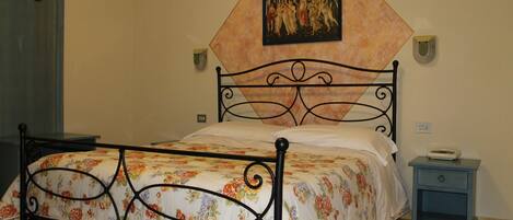 Double Room | Minibar, desk