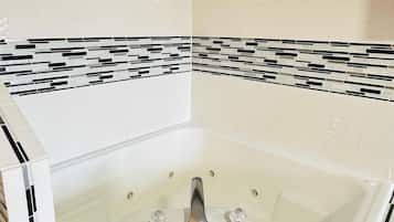 King Room with Spa Bath | Deep soaking bathtub