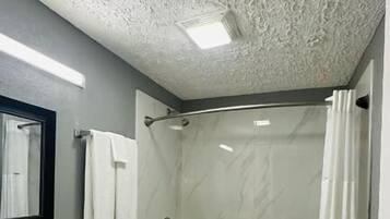 Secador de pelo y toallas