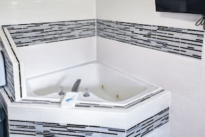 Zimmer, 1 King-Bett, Whirlpool | Hochwertige Bettwaren, kostenloses WLAN