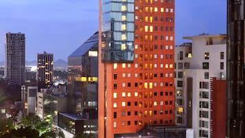 Fachada da propriedade à noite