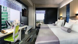 A modern hotel room with a desk, two beds, a view of the city, and a large window. - Hotel Guadalajara Country Club by HNF (Guadalajara)