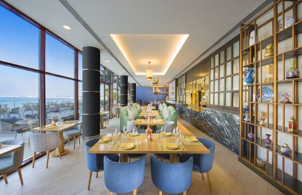 14 restaurants, breakfast, lunch, dinner served; international cuisine - DoubleTree by Hilton Resort & Spa Marjan Island (Ras Al Khaimah)