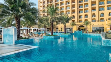 Piscine couverte, cabanons gratuits, parasols de plage