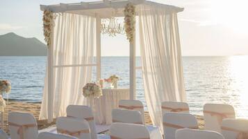 Playa privada, playa de arena blanca y camas de playa gratuitas