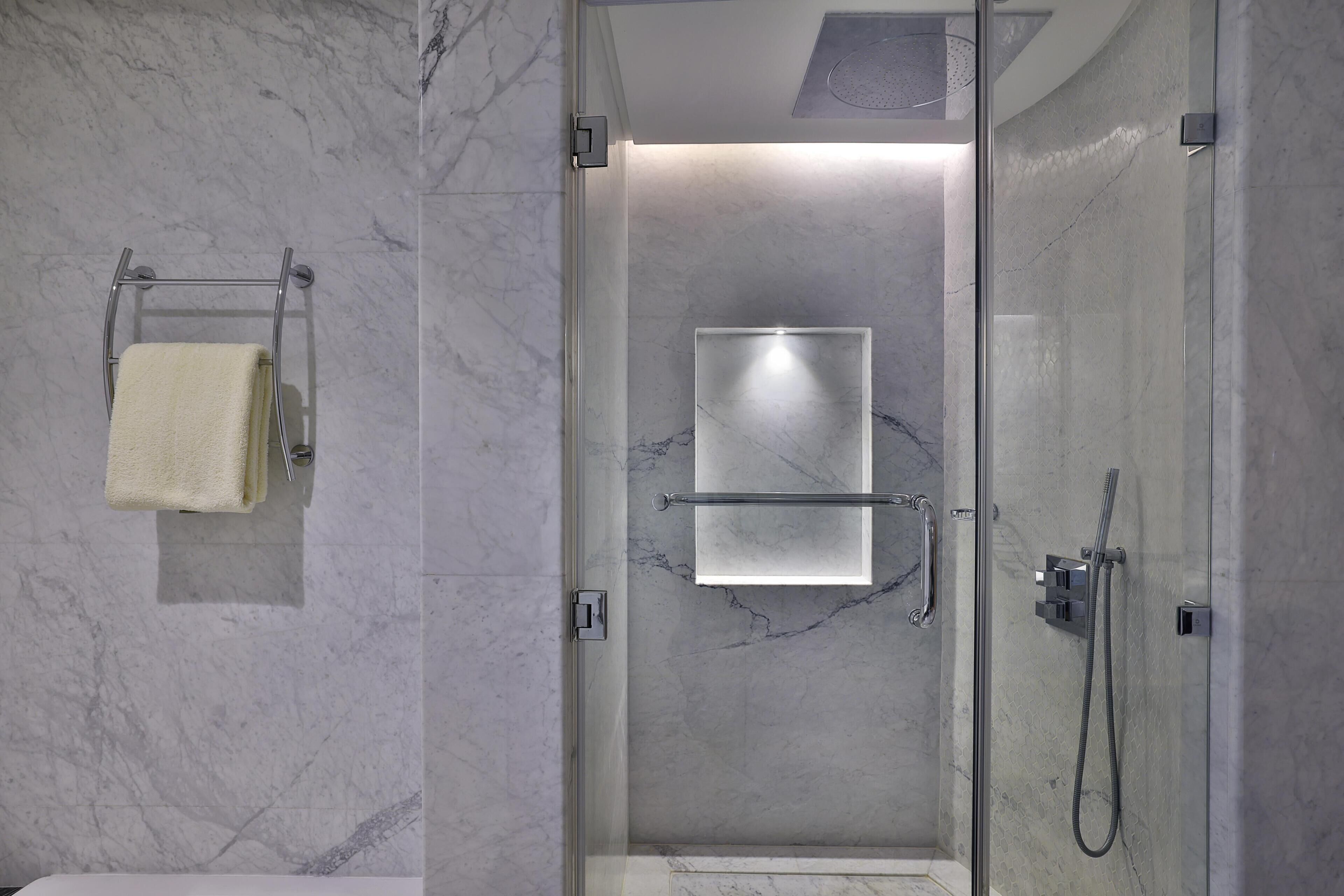 Suite Royale, 1 chambre, vue mer | Douche de la salle de bain