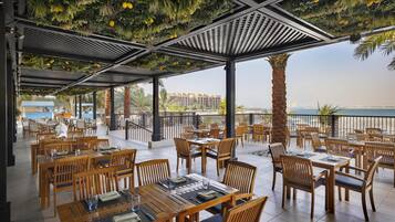 14 restaurants; breakfast, lunch, and dinner served