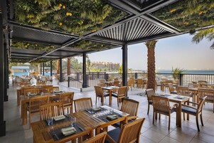 14 restaurants; breakfast, lunch, and dinner served