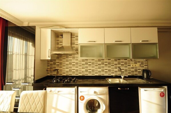 Family Room, 1 Bedroom | Private kitchenette