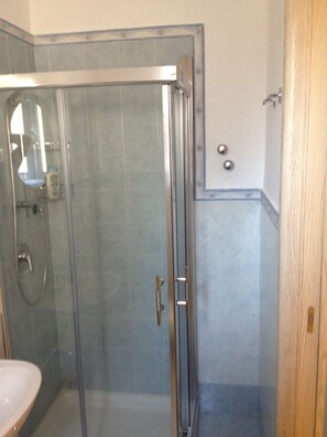 Standard Double Room | Bathroom shower - Guest House La Piazzetta (Capri)