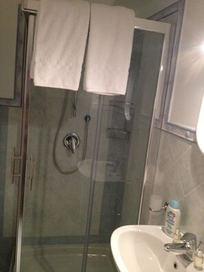 Standard Double Room | Bathroom | Shower, rainfall showerhead, free toiletries, hair dryer - Guest House La Piazzetta (Capri)