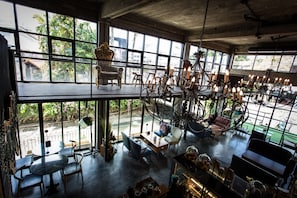 Rooftop bar, al fresco dining, open daily