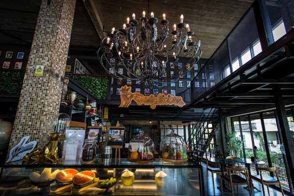 天台酒吧、露天餐廳、每日營業