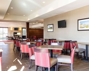 Free buffet breakfast - Comfort Inn & Suites Watford City (Watford City)