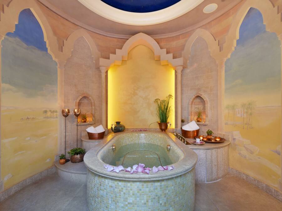 Un sauna, una bañera de hidromasaje, baño turco, tratamientos corporales
