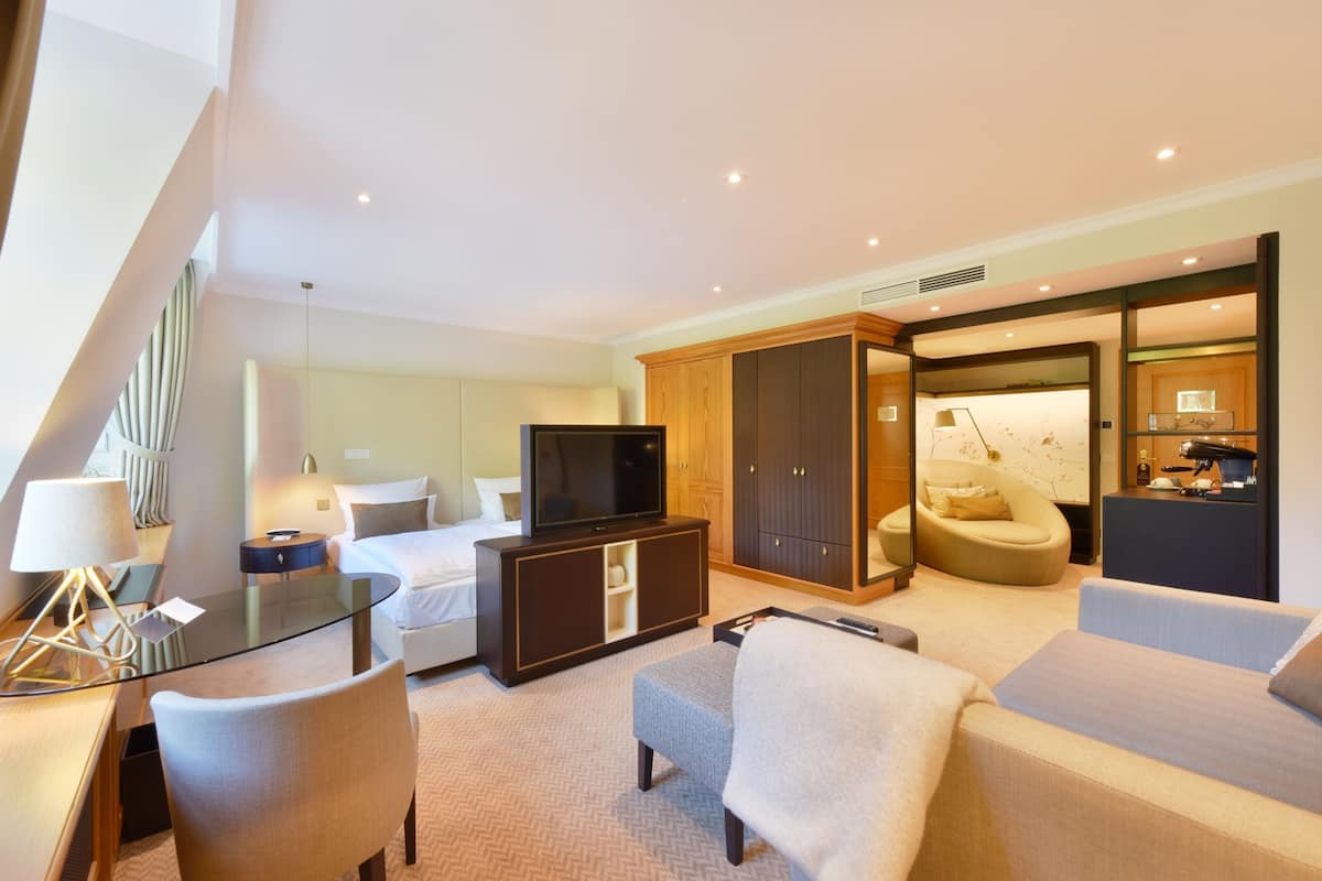 boutique deluxe room | 1 bedroom, premium bedding, minibar, in-room safe