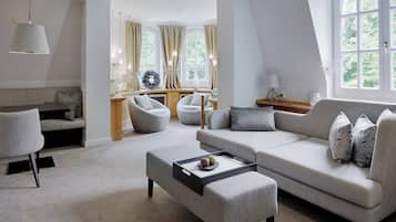 Wedding Tower Suite | Living area | 40-inch flat-screen TV with cable channels