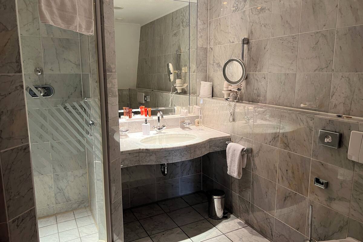 grand lit room(bed 1.40) | bathroom | free toiletries, hair dryer, bathrobes, slippers