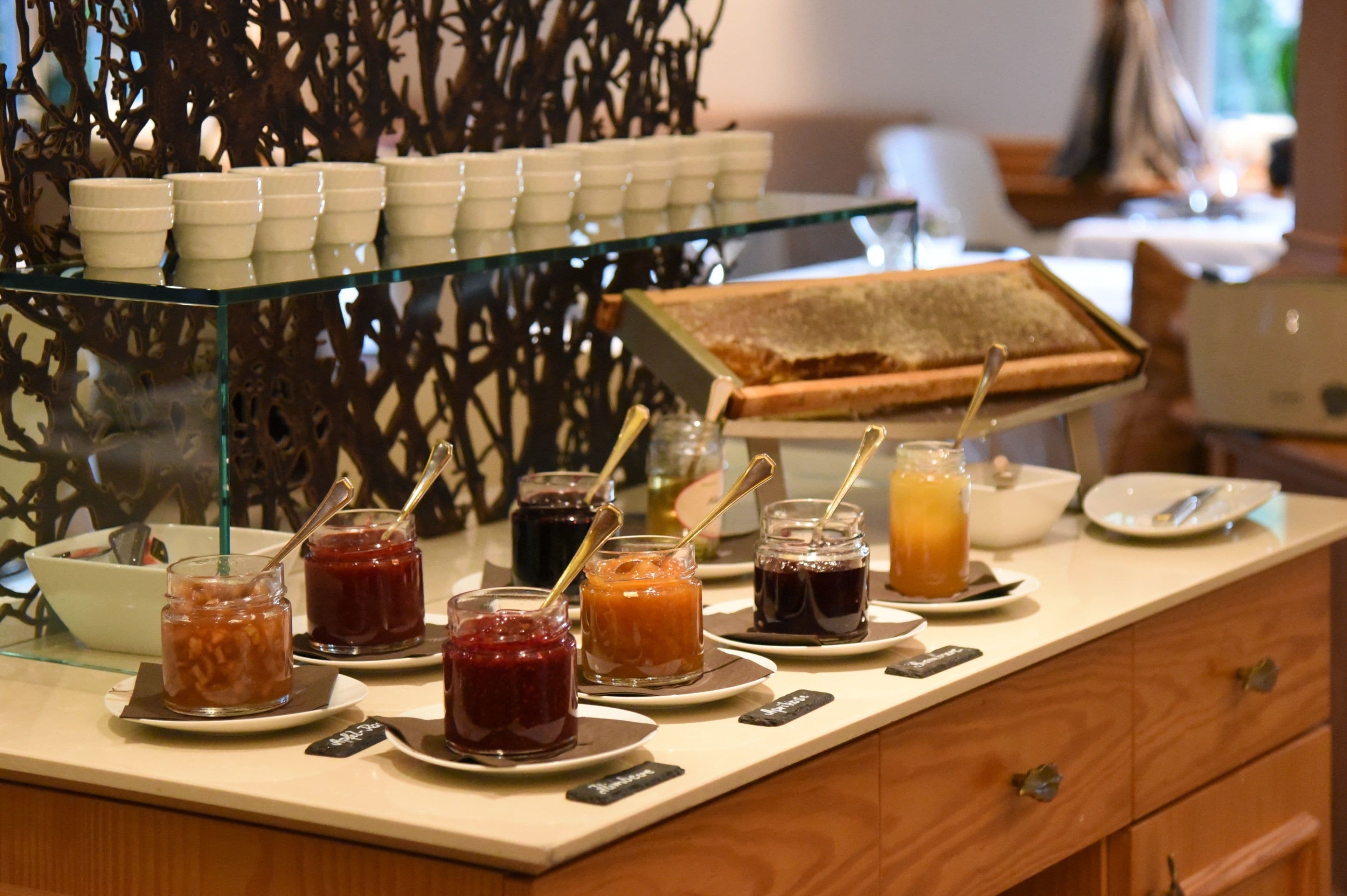 Un mostrador de buffet con diversas opciones de comida y salsas.
