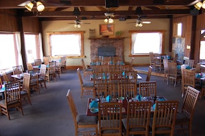 2 restaurants, lunch, dinner served; American cuisine