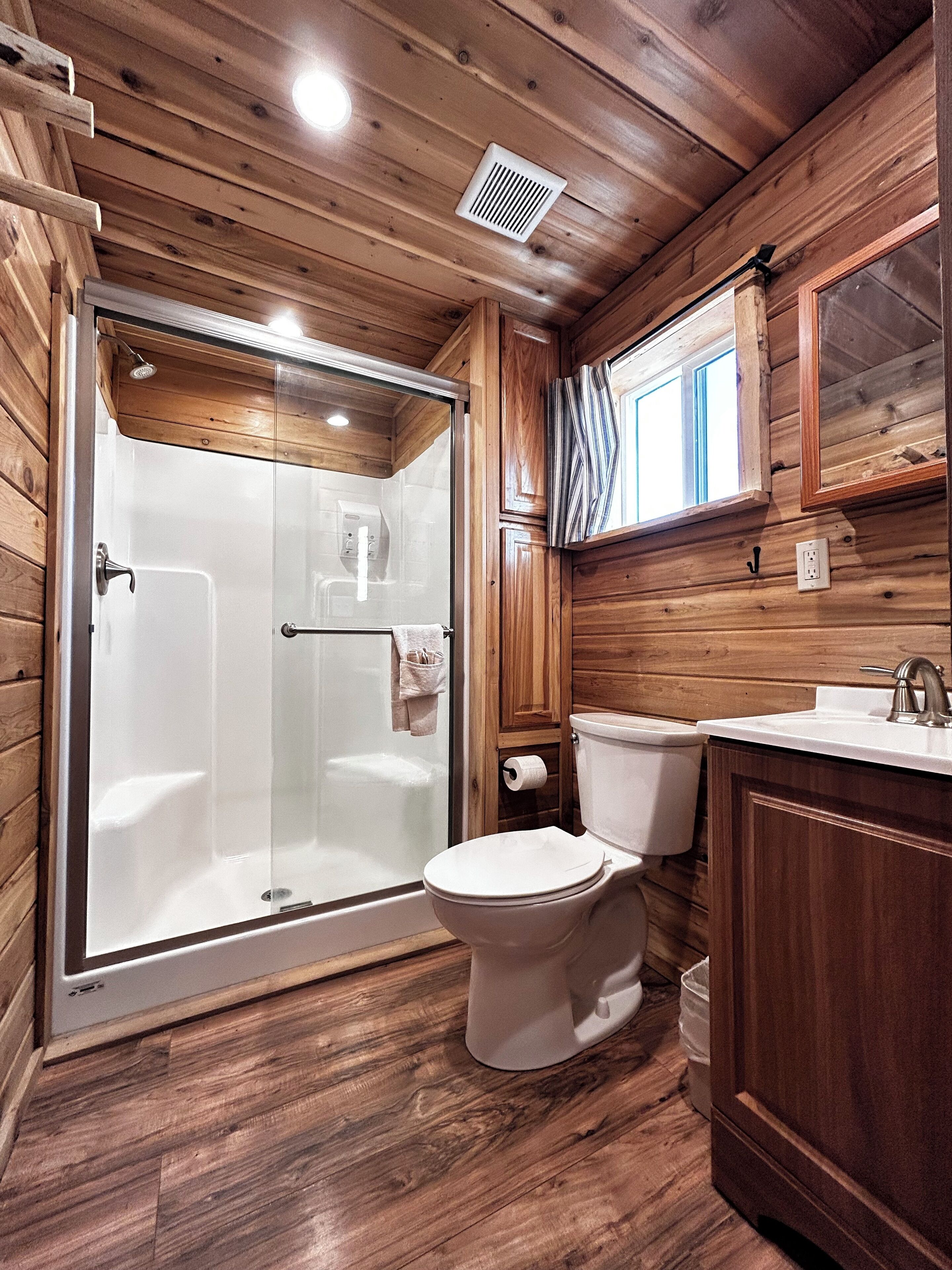 Panoramic Cabin | Bathroom | Shower, towels, soap, shampoo