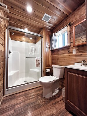 Panoramic Cabin | Bathroom | Shower, towels, soap, shampoo - The Rim Rock Inn (Torrey)