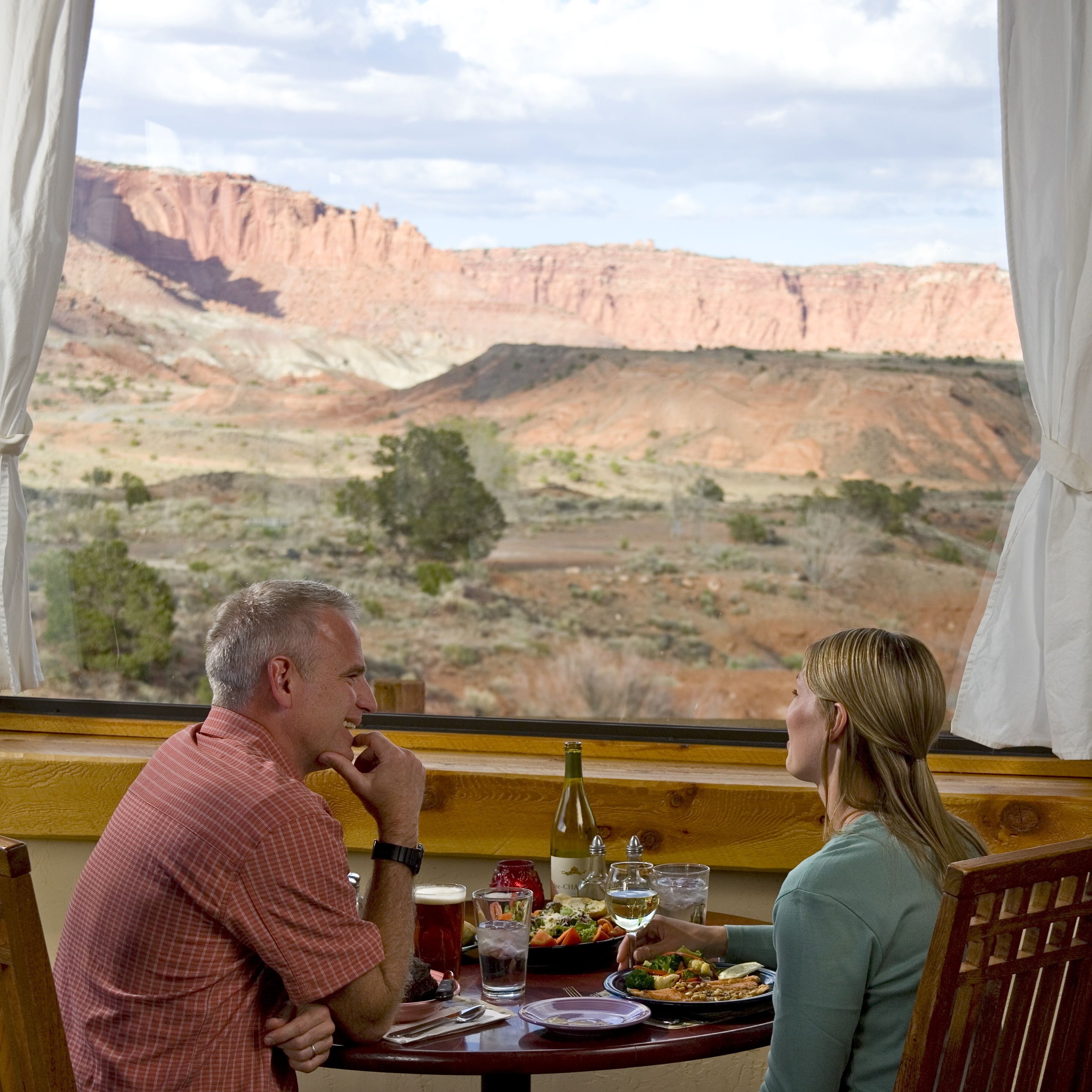 2 restaurants, lunch, dinner served; American cuisine 