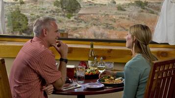 2 restaurants, lunch, dinner served; American cuisine