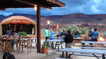 2 restaurants; lunch and dinner served
