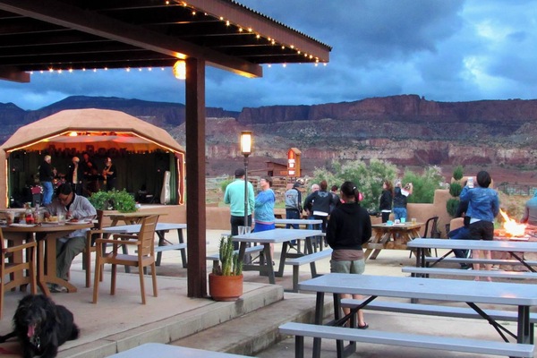 2 restaurants; lunch and dinner served